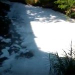 Ribeirão Lavapés enfrenta problema ambiental. Espumas se espalham em vários pontos