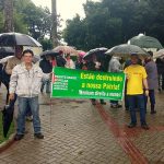 Debaixo de chuva, mais de 50 protestam em Botucatu contra Temer e pedem Diretas Já!