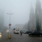 Chuvas derrubam temperaturas e cobrem a região com neblina que causam acidentes