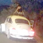 Esqueça o Saci. Mulher aparece semi-nua em cima de um fuscão branco em Rubião