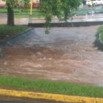 Chuva causa queda de muros e transbordamentos de ribeirões