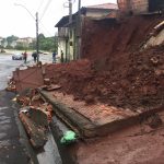 Atualizado: Muro não resiste e cai na Av. Conde de Serra Negra