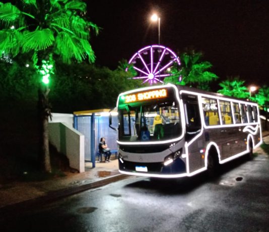 Reta Rápido decora ônibus com luzes e entra no clima de Natal em Botucatu