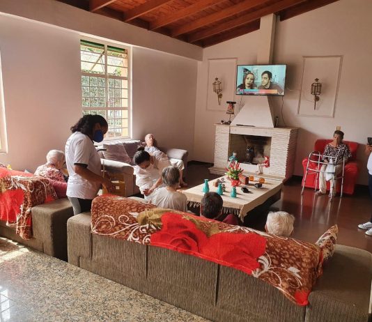 Mais de 400 idosos em abrigos são vacinados contra a Coronavirus