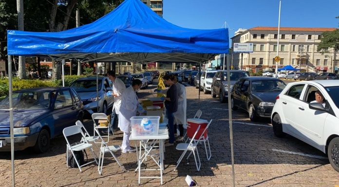 Vacinação antecipada em idosos. Posto no Largo da Catedral