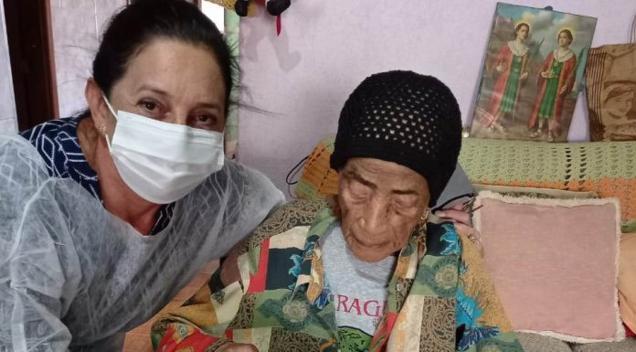 Mulher de 110 anos é vacinada em São Manuel. 3% da população já foi imunizada