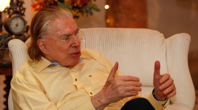Trancado em casa, Silvio Santos espera pandemia dar trégua