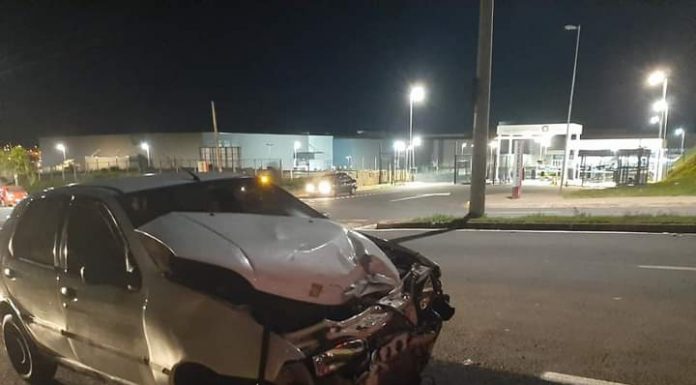 Acidente em Avenida que dá acesso ao Shopping Botucatu deixa motociclista ferido e carro destruído