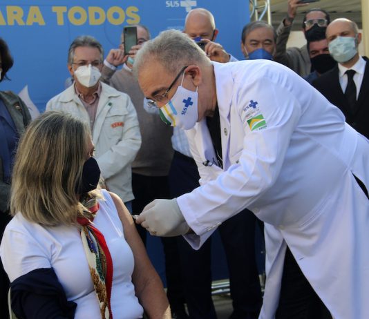 Com apoio da Unesp, vacinação em Botucatu é vitória da ciência, diz professor
