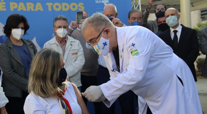 Com apoio da Unesp, vacinação em Botucatu é vitória da ciência, diz professor