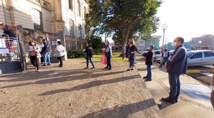Botucatu: Pessoas já formam fila em frente aos locais de vacinação; Fique atento ao horário da sua faixa etária