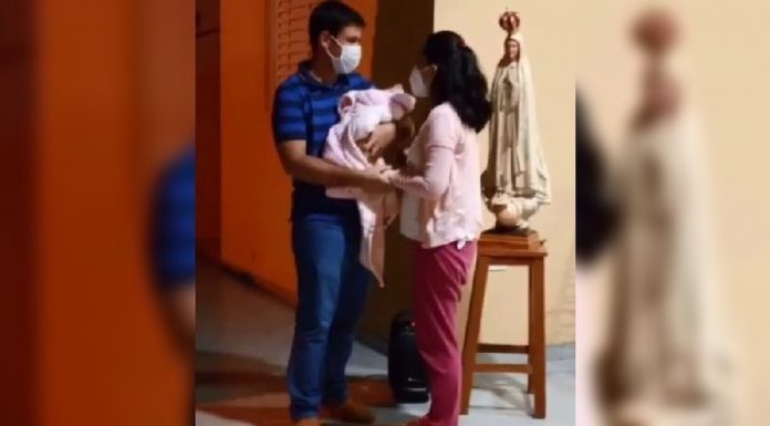 Jovem de 26 anos com Covid, que foi intubada em Botucatu após dar à luz, conhece bebê depois de quase um mês