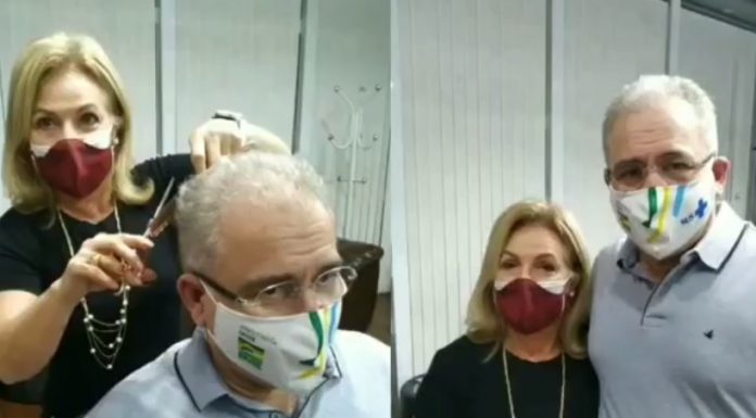 Botucatu: Ministro da Saúde já está em Botucatu e corta o cabelo com profissional da Cidade
