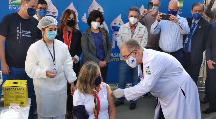 Botucatu: Ministro da Saúde aplicou a 1ª vacina da Vacinação em massa e deu início a imunização dos moradores na Cidade