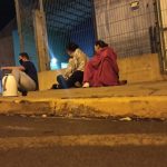 Família de Botucatu está acampada há dias na frente da UPA de Bauru esperando vaga na UTI do HCFMB para mulher que sofreu AVC