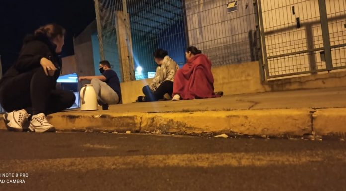 Família de Botucatu está acampada há dias na frente da UPA de Bauru esperando vaga na UTI do HCFMB para mulher que sofreu AVC