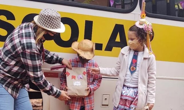 Botucatu: “Arraiá Itinerante” – professores de creche distribuem kits juninos e cestas básicas em casas de crianças