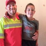 Botucatu: Menino de 5 anos faz aniversário e ganha de presente a visita do seu “amigão” coletor de lixo. “Ele deu o primeiro pedaço de bolo para o amigão”, disse a mãe