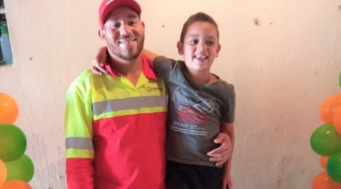 Botucatu: Menino de 5 anos faz aniversário e ganha de presente a visita do seu “amigão” coletor de lixo. “Ele deu o primeiro pedaço de bolo para o amigão”, disse a mãe
