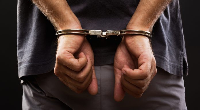 Botucatu: Homem é preso após acariciar as pernas de menina de 2 anos em banco de Praça