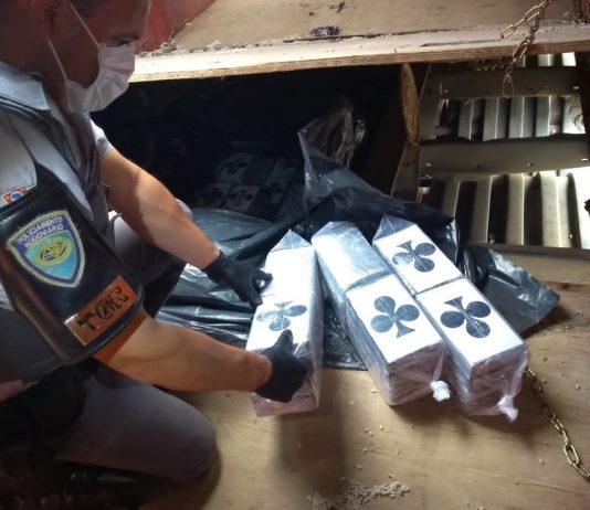 Polícia Rodoviária apreende mais de 500 tabletes de cocaína em Itatinga