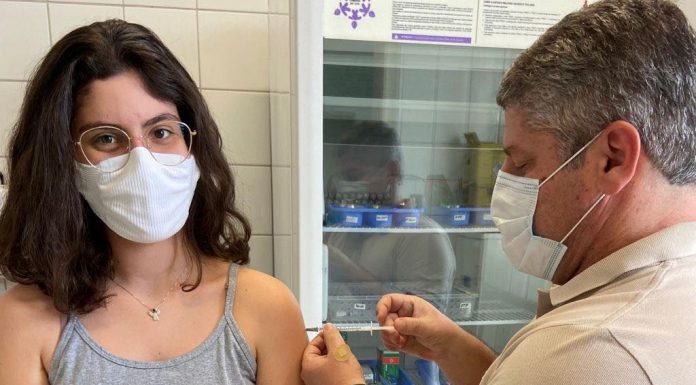 Emoção: Secretário de Saúde de Botucatu vacinou a própria filha, de 17 anos, contra Covid. Adolescentes estão sendo imunizados