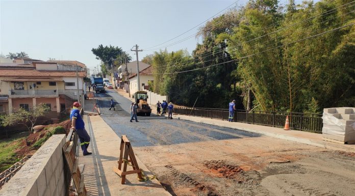 Botucatu: Ponte da Rua Rafael Sampaio recebe pavimentação asfáltica