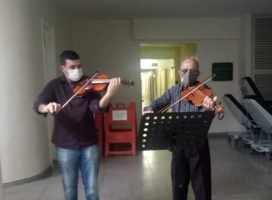 Botucatu: Violinistas fazem homenagem aos pais e filhos no Hospital das Clínicas, neste Dia dos Pais