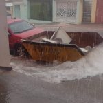 Botucatu: Caçamba é arrastada pela força da enxurrada e atinge veículo na Vila Maria