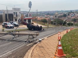 Carro capota e derruba três postes em São Manuel