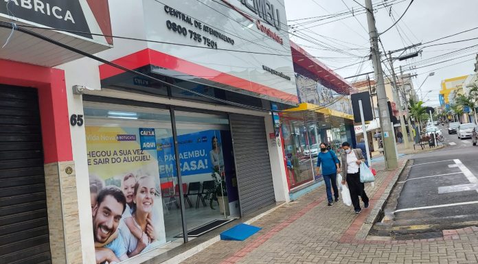 Botucatu: Fiação solta de telefonia leva perigo a pedestres na Praça do Paratodos