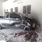 Botucatu: Polícia investiga acidente de trânsito na Vital; motorista invadiu e destruiu parte de dois estabelecimentos comerciais