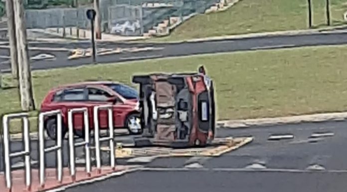 Botucatu: Carro tomba em rotatória após acidente na região do Jardim Paraíso