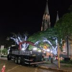 Botucatu já está no clima de Natal e árvores de praças estão recebendo iluminação