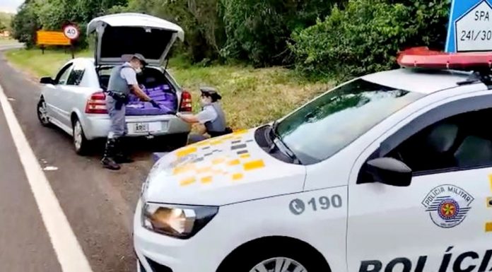 Botucatu: Homem é preso com carro carregado de maconha na Rodovia Gastão Dal Farra