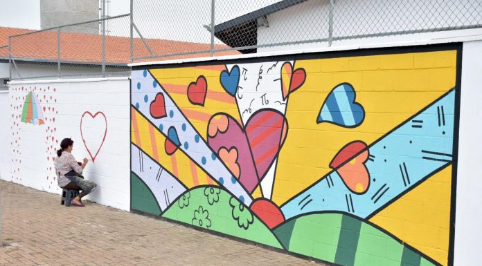 Botucatu: Com carinho e dedicação, servidores pintam muros e paredes da escola do Cachoeirinha