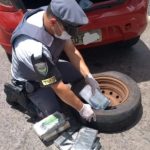 Polícia Rodoviária de Botucatu apreende tabletes de cocaína escondidos em estepe de carro abordado na Castello Branco