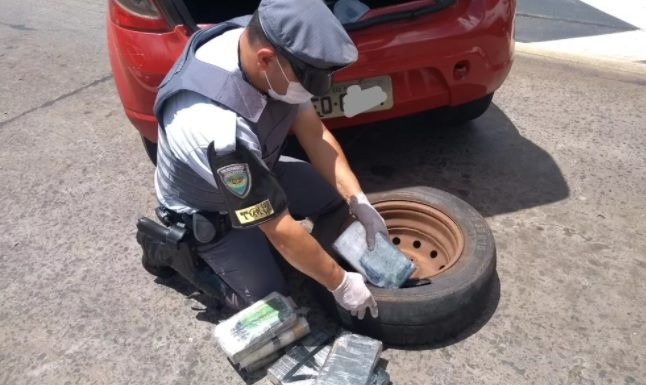 Polícia Rodoviária de Botucatu apreende tabletes de cocaína escondidos em estepe de carro abordado na Castello Branco