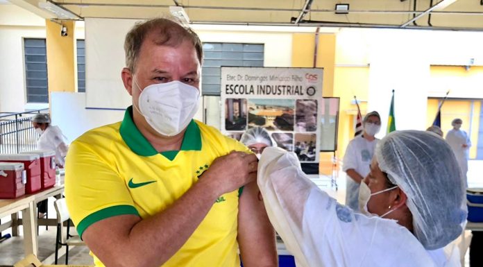 Botucatu: Cidade mais vacinada de SP, Botucatu destaca baixo impacto nas internações mesmo com alta de 700% nos casos de Covid