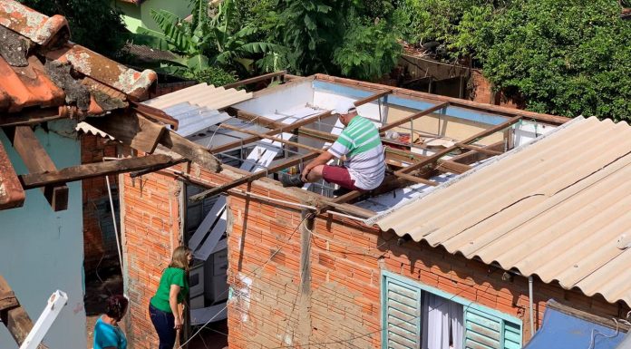Botucatu: Casas foram destelhadas e árvores caíram em Vitoriana durante forte chuva. Equipes da Prefeitura trabalharam no local