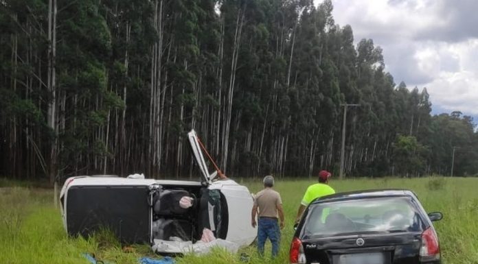 Idosa fica ferida após carro tombar na Rodovia Castello Branco, em Itatinga
