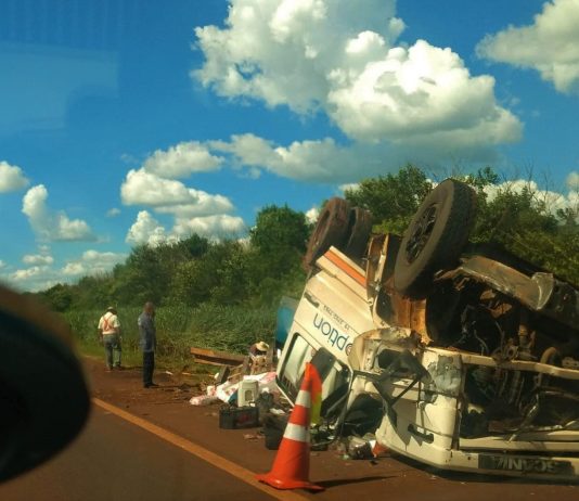 São Manuel: Caminhão tomba e fica com as rodas para cima na SP-255