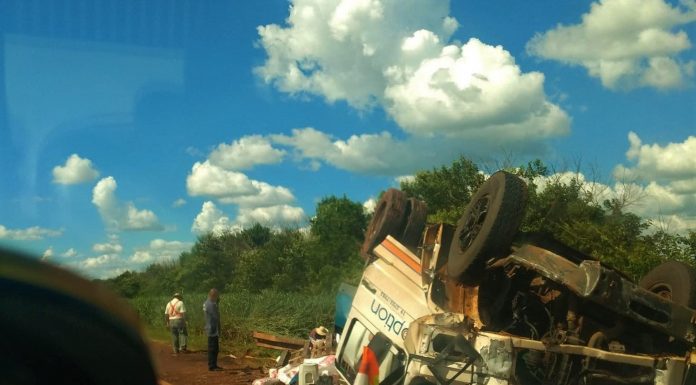 São Manuel: Caminhão tomba e fica com as rodas para cima na SP-255