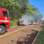 Corpo de Bombeiros de Botucatu combate incêndio após Kombi pegar fogo em estrada