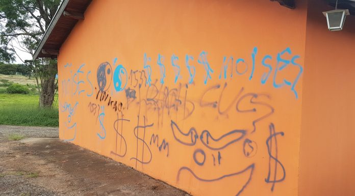 Botucatu: Vândalos picham parede de igreja