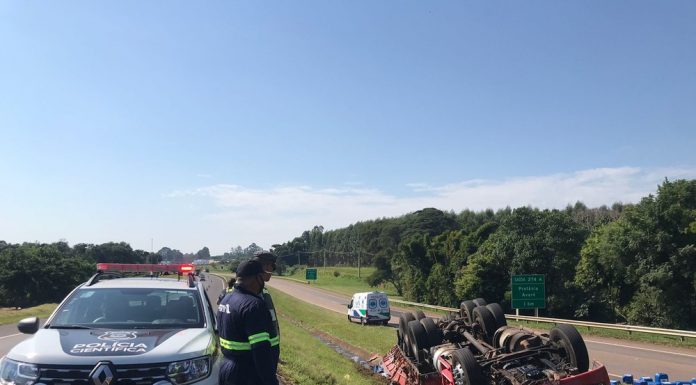 Motorista morre após caminhão carregado com fertilizantes tombar na Rodovia Marechal Rondon, em São Manuel