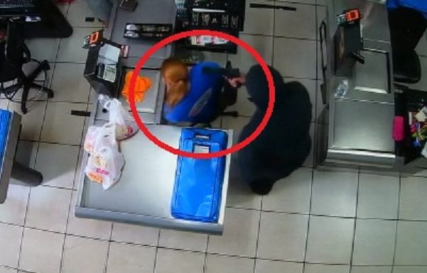 Areiópolis: Bandidos armados, em carro de Botucatu, assaltam supermercado; Veja o vídeo