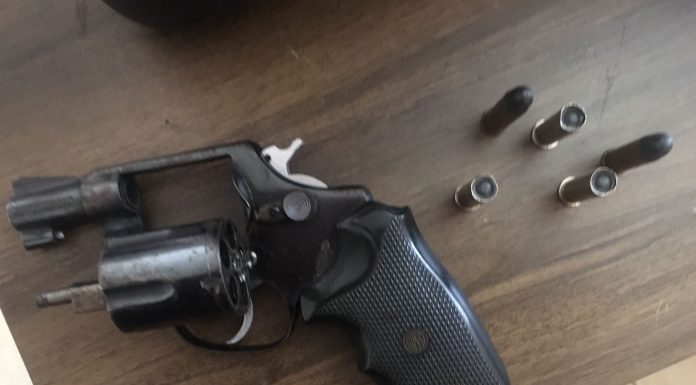 Botucatu: Homem é preso após agredir e ameaçar a mulher na Rua Amando. GCM encontrou arma escondida na residência