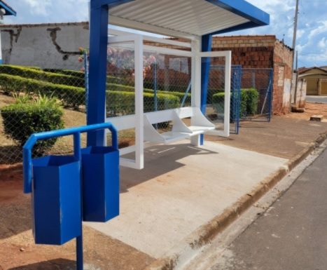 Prefeitura de Pratânia instala lixeiras ao lado dos novos Pontos de Ônibus