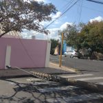 Botucatu: Poste cai próximo de portão de escola no Centro de Botucatu